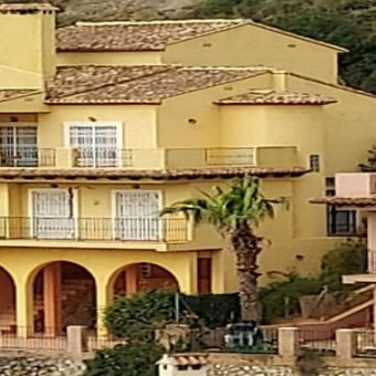 Magnifica casa de 250 m2 construidos sobre una parcela de 400 m2 en la prestigiosa Urbanización Cap Blanc en Cullera