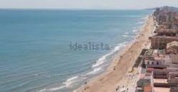 Espectacular apartamento dúplex ubicado en El Perelló, a escasos metros del paseo marítimo.