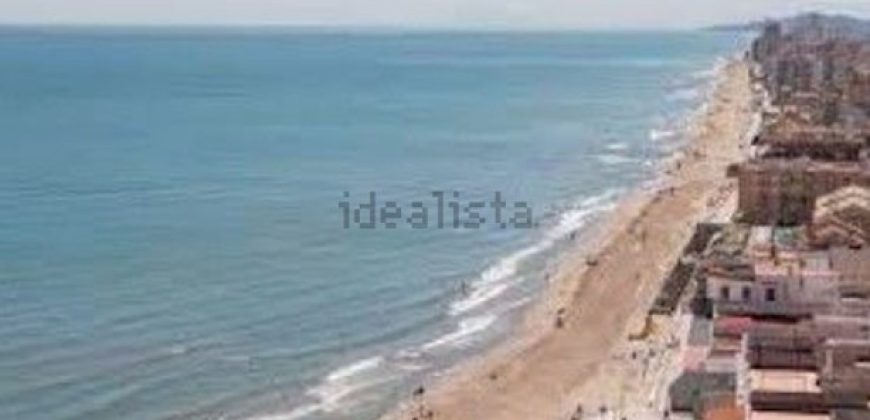 Espectacular apartamento dúplex ubicado en El Perelló, a escasos metros del paseo marítimo.
