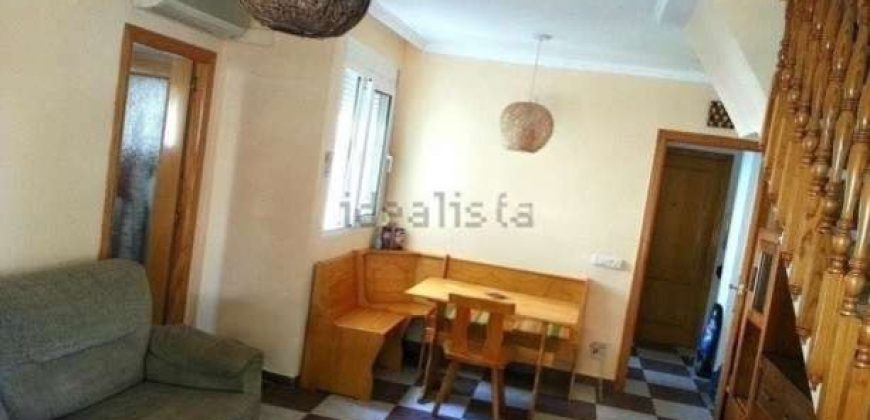 Espectacular apartamento dúplex ubicado en El Perelló, a escasos metros del paseo marítimo.