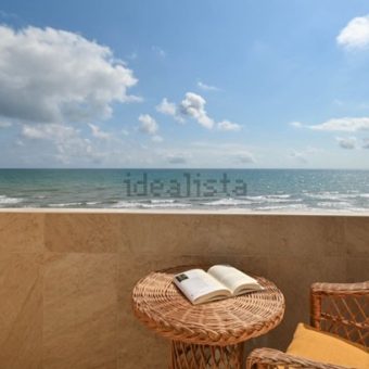 Adosado en primera línea de la playa en el Pouet. La distribución es la siguiente
