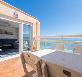 Este luminoso ático de 78 m² se encuentra en El Perellonet