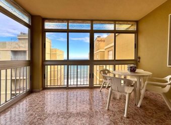 Espectacular apartamento en primera línea de playa, con vistas al mar