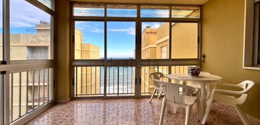 Espectacular apartamento en primera línea de playa, con vistas al mar