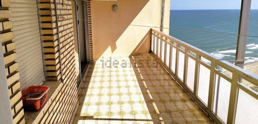 Sensacional apartamento en primerísima linea de 129m²situado en la planta 20 y ubicado en la playa de El Perellonet