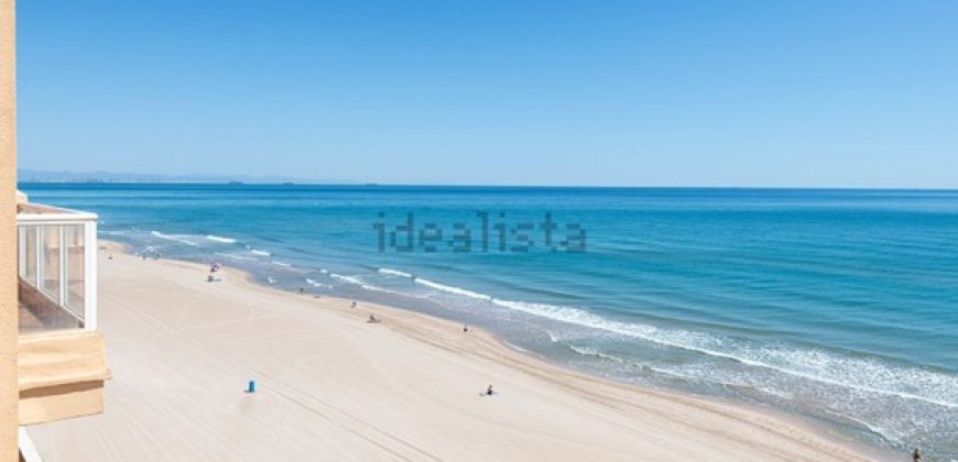 Este luminoso ático de 78 m² se encuentra en El Perellonet