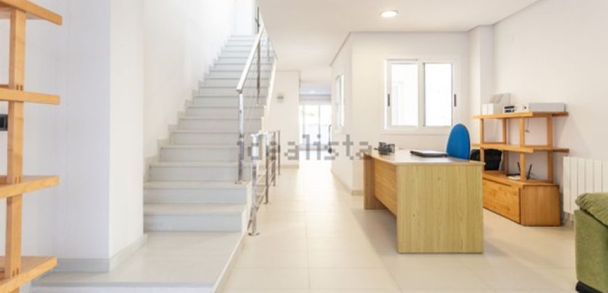 Fantástico Chalet pareado en la playa de San Antonio. La vivienda tiene 4 plantas