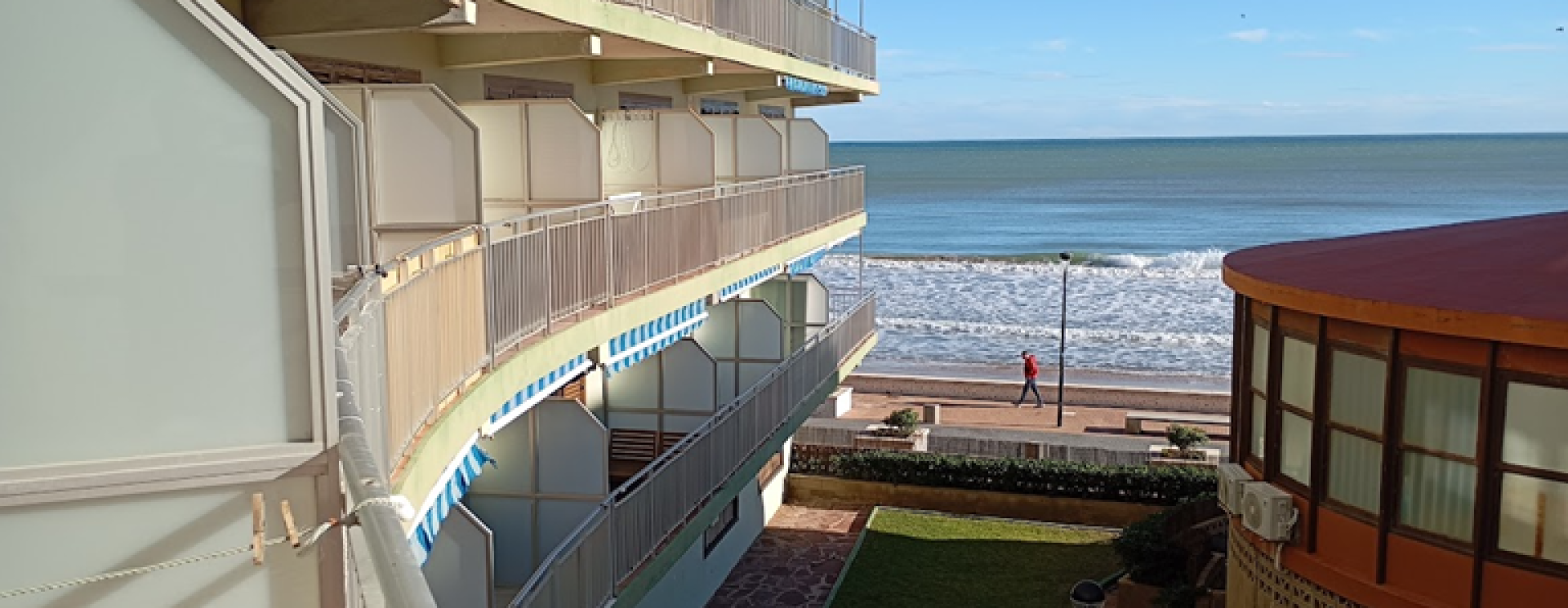 Fantástico dúplex en primera línea de la playa de Les Palmeres, ubicado en la primera planta