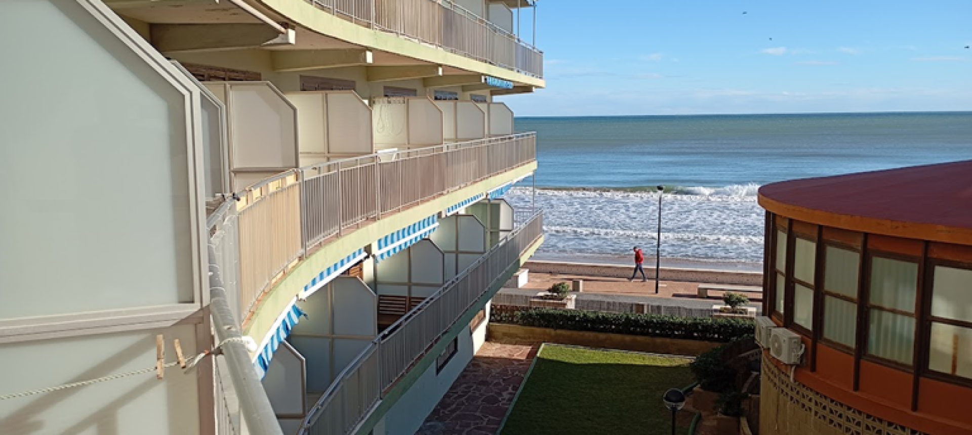 Fantástico dúplex en primera línea de la playa de Les Palmeres, ubicado en la primera planta