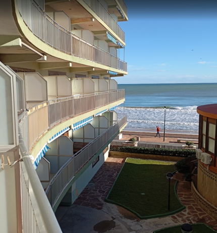 Fantástico dúplex en primera línea de la playa de Les Palmeres, ubicado en la primera planta