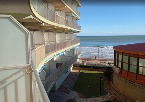 Fantástico dúplex en primera línea de la playa de Les Palmeres, ubicado en la primera planta