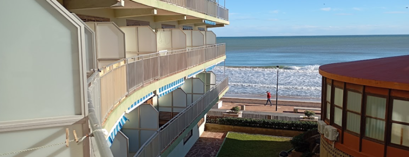 Fantástico dúplex en primera línea de la playa de Les Palmeres, ubicado en la primera planta