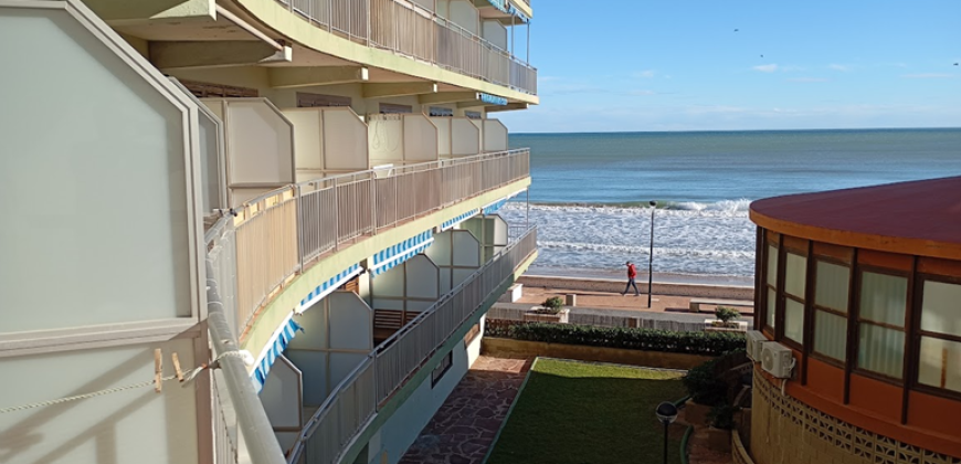 Fantástico dúplex en primera línea de la playa de Les Palmeres, ubicado en la primera planta