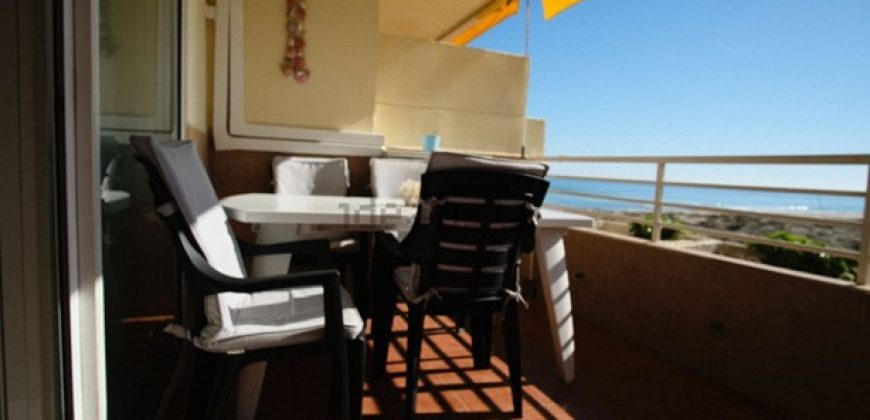 Espectacular apartamento en primera línea de playa, ubicado en la 1ª planta.