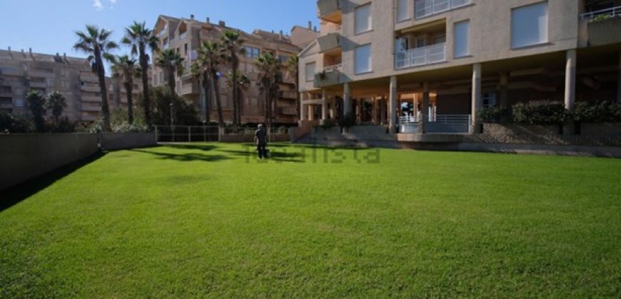 Espectacular apartamento en primera línea de playa, ubicado en la 1ª planta.