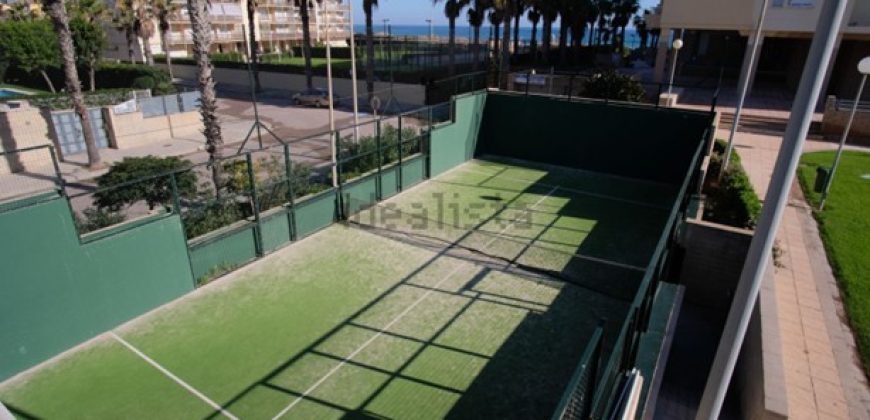 Espectacular apartamento en primera línea de playa, ubicado en la 1ª planta.