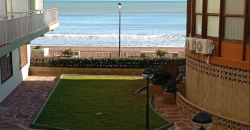 Fantástico dúplex en primera línea de la playa de Les Palmeres, ubicado en la primera planta