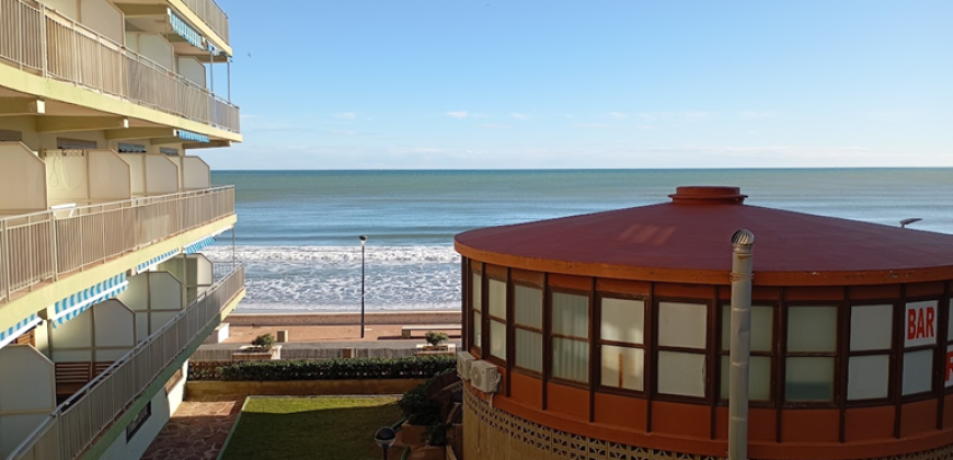 Fantástico dúplex en primera línea de la playa de Les Palmeres, ubicado en la primera planta