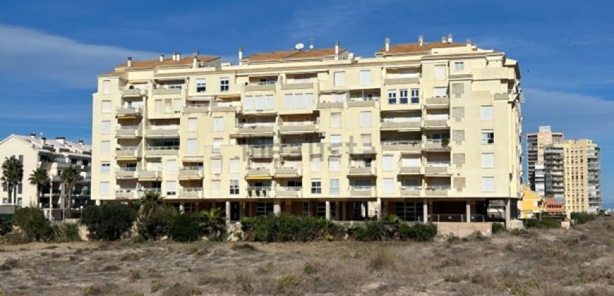 Espectacular apartamento en primera línea de playa, ubicado en la 1ª planta.