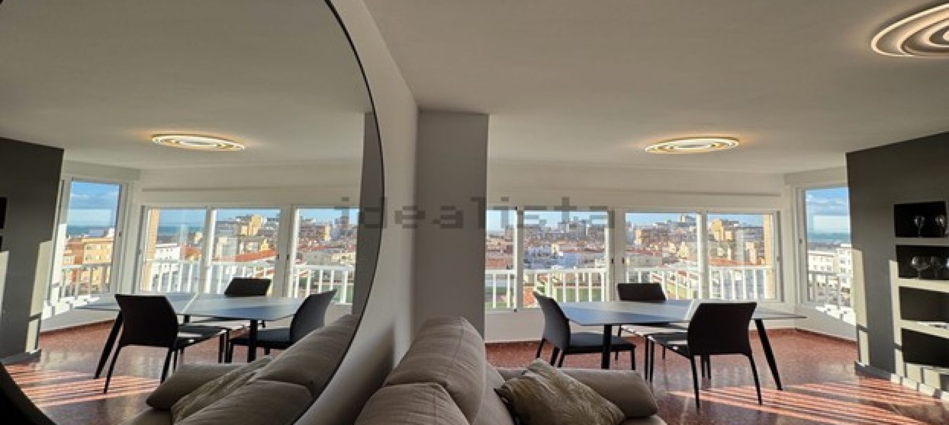 Fabuloso apartamento totalmente reformado se encuentra en la cuarta planta de un edificio con ascensor