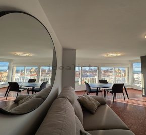 Fabuloso apartamento totalmente reformado se encuentra en la cuarta planta de un edificio con ascensor