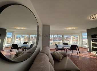 Fabuloso apartamento totalmente reformado se encuentra en la cuarta planta de un edificio con ascensor