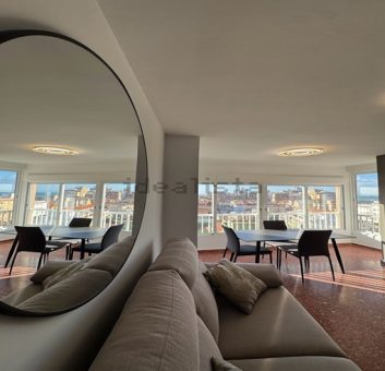 Fabuloso apartamento totalmente reformado se encuentra en la cuarta planta de un edificio con ascensor