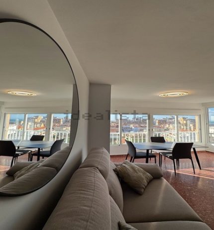 Fabuloso apartamento totalmente reformado se encuentra en la cuarta planta de un edificio con ascensor