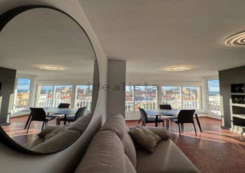 Fabuloso apartamento totalmente reformado se encuentra en la cuarta planta de un edificio con ascensor