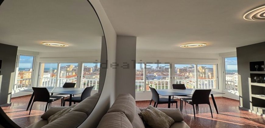 Fabuloso apartamento totalmente reformado se encuentra en la cuarta planta de un edificio con ascensor