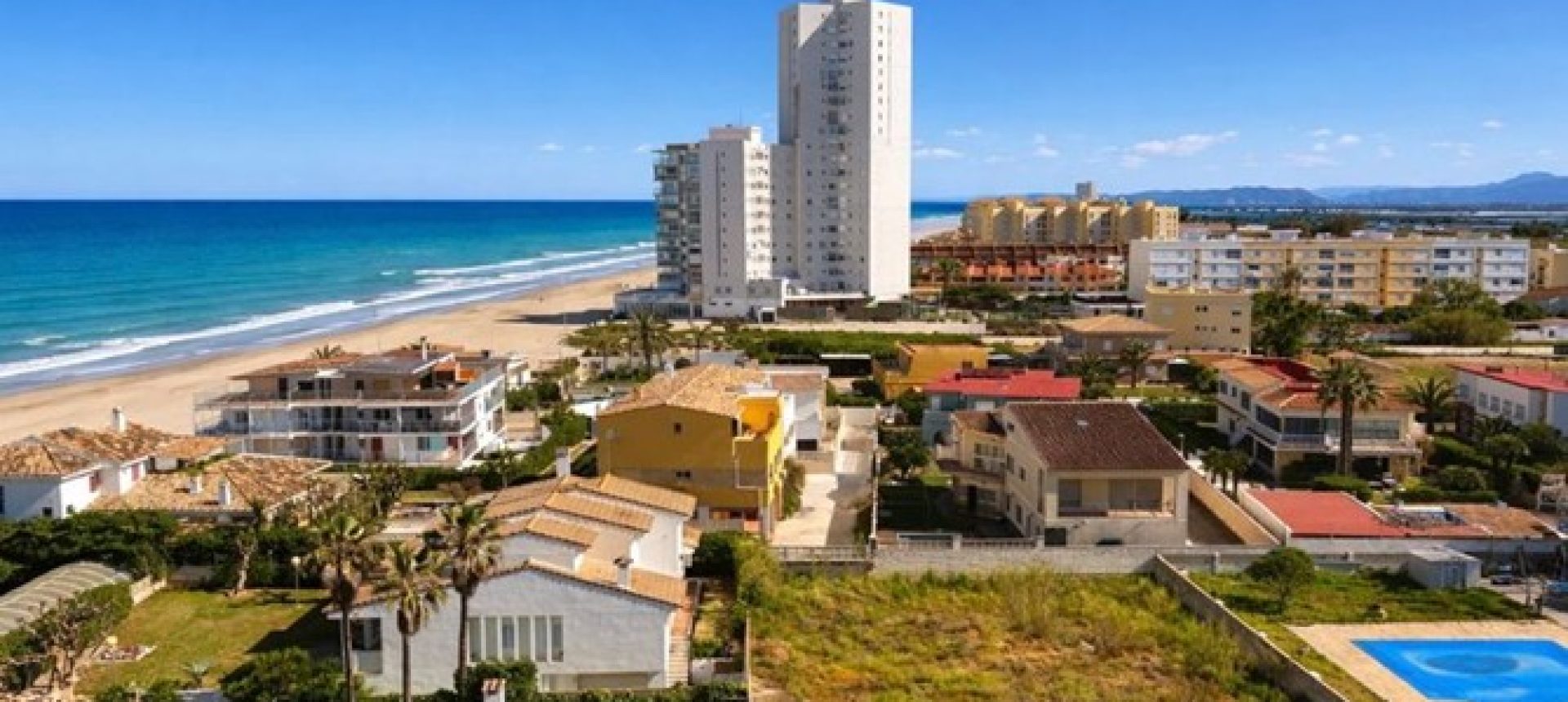 Apartamento totalmente exterior y completamente reformado en primera línea de playa en El Perellonet.