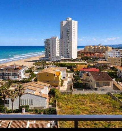 Apartamento totalmente exterior y completamente reformado en primera línea de playa en El Perellonet.
