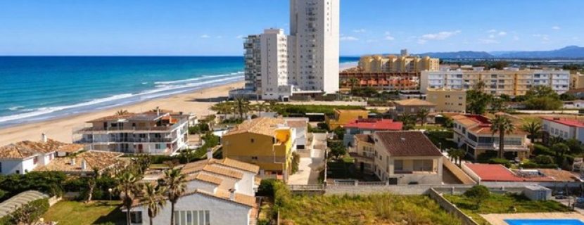 Apartamento totalmente exterior y completamente reformado en primera línea de playa en El Perellonet.