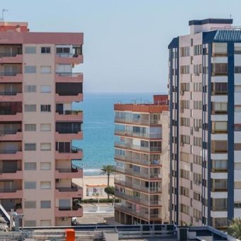 Magnífico apartamento de 100 m2. Ubicado en la tercera planta de un edificio con ascensor.