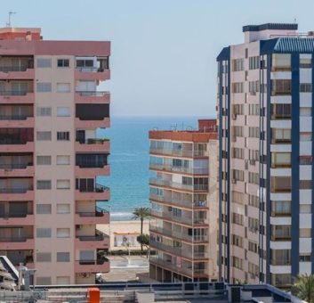 Magnífico apartamento de 100 m2. Ubicado en la tercera planta de un edificio con ascensor.