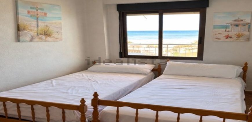 Apartamento totalmente exterior y completamente reformado en primera línea de playa en El Perellonet.
