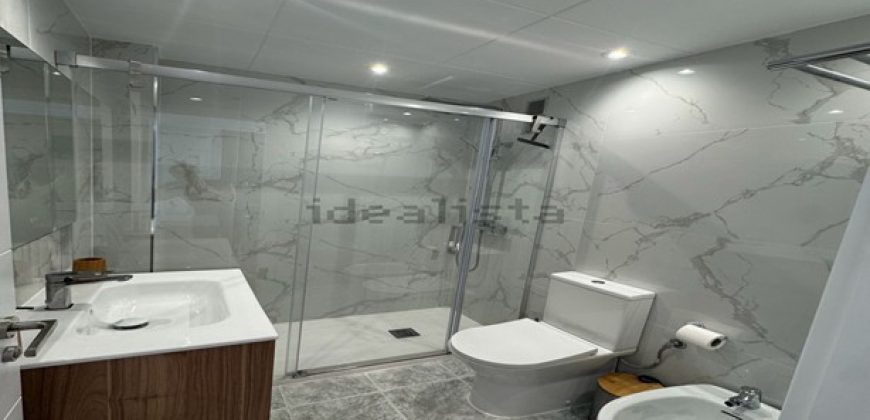 Fabuloso apartamento totalmente reformado se encuentra en la cuarta planta de un edificio con ascensor