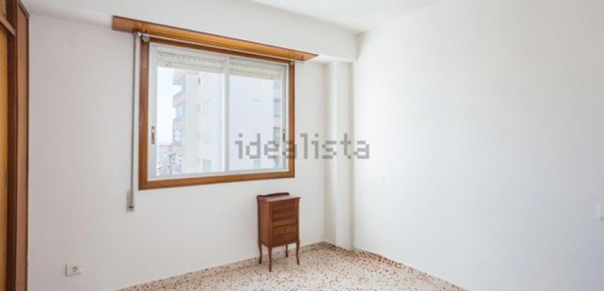 Magnífico apartamento de 100 m2. Ubicado en la tercera planta de un edificio con ascensor.