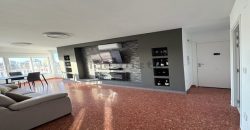 Fabuloso apartamento totalmente reformado se encuentra en la cuarta planta de un edificio con ascensor