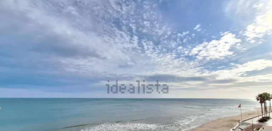 Fabuloso apartamento totalmente reformado se encuentra en la cuarta planta de un edificio con ascensor