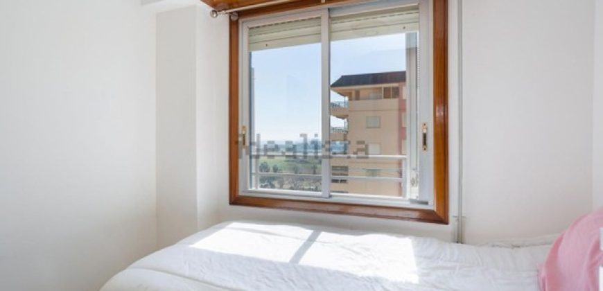 Magnífico apartamento de 100 m2. Ubicado en la tercera planta de un edificio con ascensor.