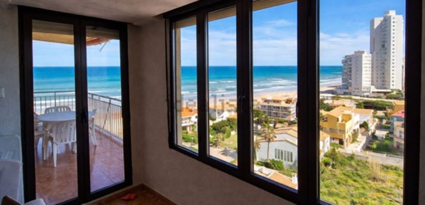 Apartamento totalmente exterior y completamente reformado en primera línea de playa en El Perellonet.