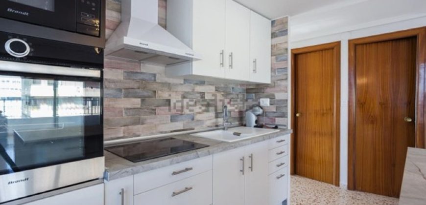 Magnífico apartamento de 100 m2. Ubicado en la tercera planta de un edificio con ascensor.