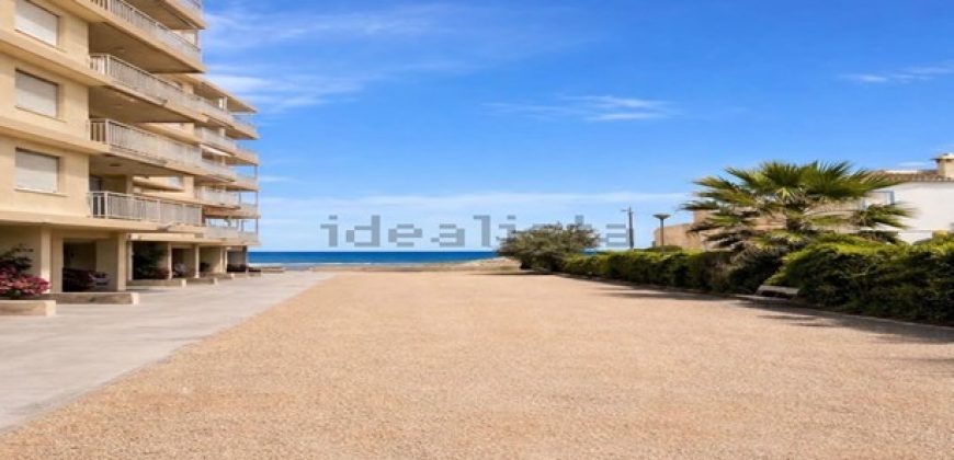 Apartamento totalmente exterior y completamente reformado en primera línea de playa en El Perellonet.