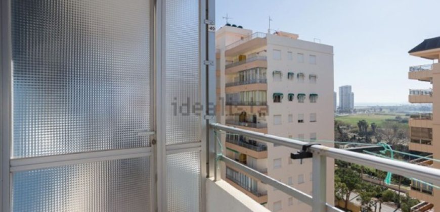Magnífico apartamento de 100 m2. Ubicado en la tercera planta de un edificio con ascensor.