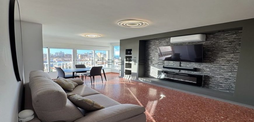 Fabuloso apartamento totalmente reformado se encuentra en la cuarta planta de un edificio con ascensor