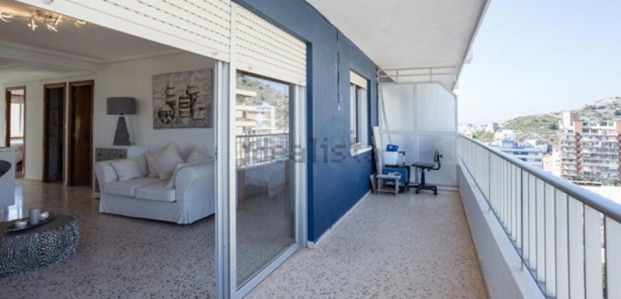 Magnífico apartamento de 100 m2. Ubicado en la tercera planta de un edificio con ascensor.