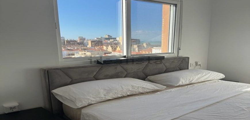 Fabuloso apartamento totalmente reformado se encuentra en la cuarta planta de un edificio con ascensor