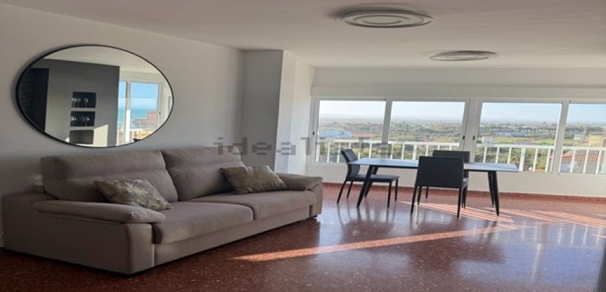 Fabuloso apartamento totalmente reformado se encuentra en la cuarta planta de un edificio con ascensor