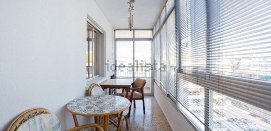 Magnífico apartamento de 100 m2. Ubicado en la tercera planta de un edificio con ascensor.